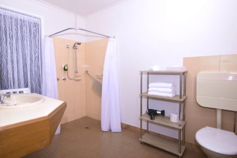 Twin Room | Bathroom | Free toiletries, hair dryer, towels