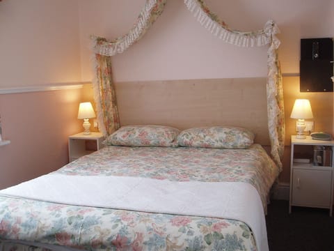 Double Room, Ensuite | Premium bedding, iron/ironing board, free WiFi, bed sheets