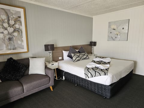 Executive Studio Suite | Premium bedding, pillowtop beds, desk, iron/ironing board