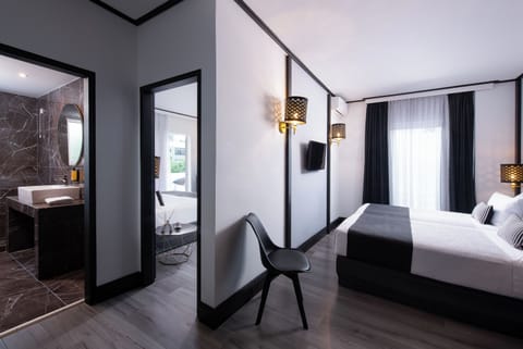 Family Room, Jetted Tub, Garden View | Minibar, in-room safe, desk, soundproofing