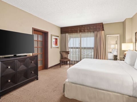 Suite, 1 King Bed, Non Smoking | 1 bedroom, hypo-allergenic bedding, pillowtop beds, in-room safe