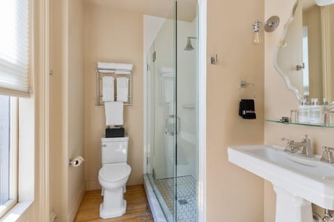 Signature Room, 1 King Bed | Bathroom | Shower, free toiletries, hair dryer, bathrobes