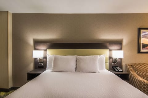 Premium bedding, in-room safe, desk, laptop workspace