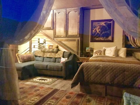 Penthouse Suite (301) | Egyptian cotton sheets, premium bedding, pillowtop beds