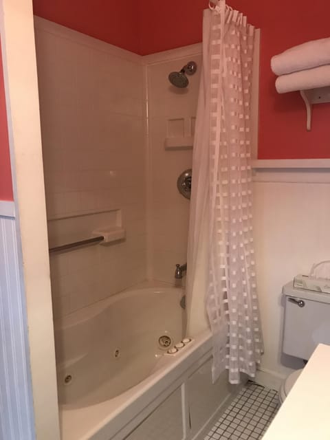 Standard Double Room, Ensuite (Brookside Country King) | Bathroom