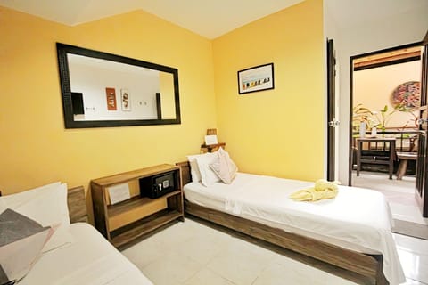 Standard Twin Room | Minibar, in-room safe, free WiFi, bed sheets