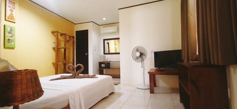 Deluxe Queen Room (2 Adults) | Minibar, in-room safe, free WiFi, bed sheets