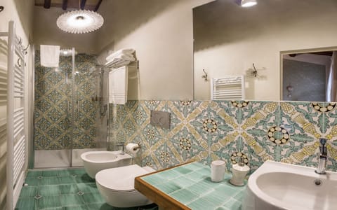 Superior Double Room | Bathroom | Shower, free toiletries, hair dryer, bathrobes