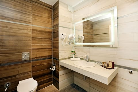 Family Suite (2 bathrooms) | Bathroom | Deep soaking tub, designer toiletries, hair dryer, bathrobes