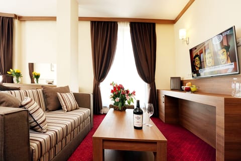 Family Suite (2 bathrooms) | Living area | Flat-screen TV