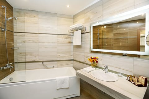 Family Suite (2 bathrooms) | Bathroom | Deep soaking tub, designer toiletries, hair dryer, bathrobes