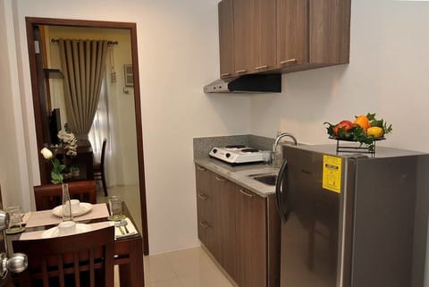 Studio | Private kitchenette | Full-size fridge, stovetop, coffee/tea maker, electric kettle