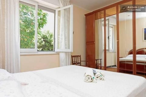 Double Room, 1 Queen Bed, Shared Bathroom | Iron/ironing board, free WiFi, bed sheets