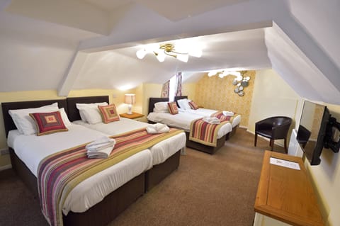 Family Suite | Desk, iron/ironing board, free WiFi, bed sheets