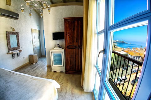 Deluxe Penthouse, Terrace, Sea View | Minibar, soundproofing, iron/ironing board, free WiFi