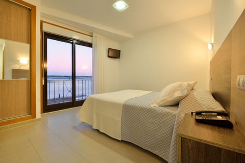 D - Habitación doble con vistas al mar | In-room safe, desk, cribs/infant beds, free WiFi