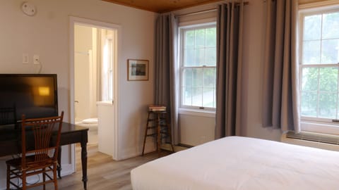 Historic Inn Deluxe Queen Room NOTL | Premium bedding, individually decorated, desk, blackout drapes