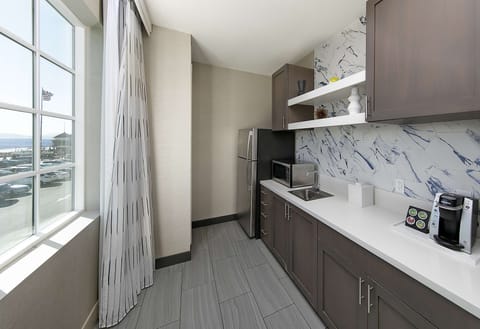 Suite, 1 Bedroom, Accessible (Mobility & Hearing, Roll-in Shower) | Private kitchen | Mini-fridge