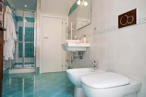 Superior Double Room | Bathroom | Shower, eco-friendly toiletries, hair dryer, bidet