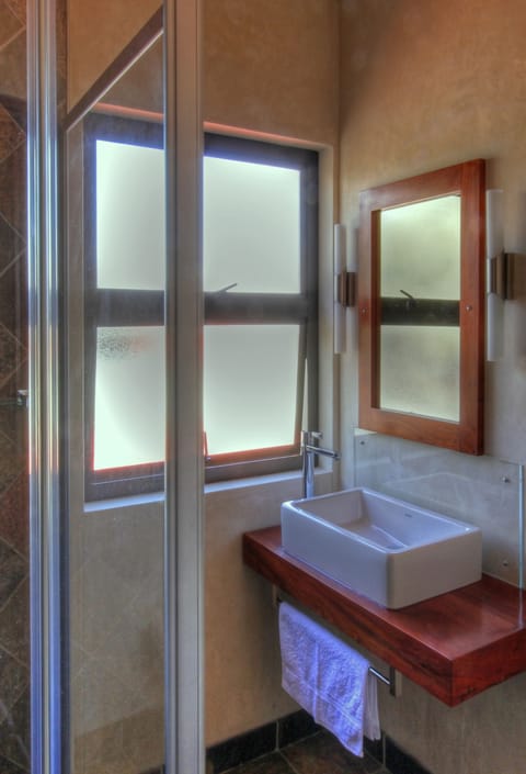 Standard Apartment, 2 Bedrooms | Bathroom | Shower, towels