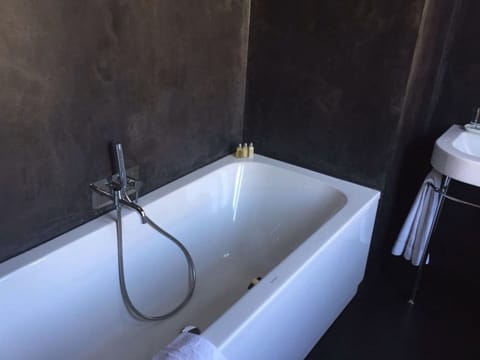 Superior Double Room, Private Bathroom | Bathroom | Free toiletries