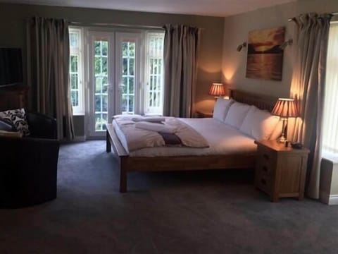 Suite (Oak Suite) | Iron/ironing board, free WiFi, bed sheets