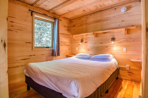 Wooden Chalet | Bed sheets