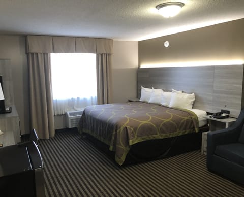 Comfort Room, 1 Queen Bed, Non Smoking | Desk, blackout drapes, iron/ironing board, free WiFi