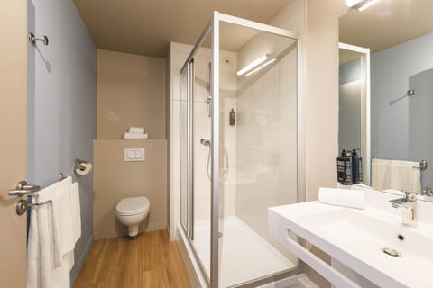 Combined shower/tub, eco-friendly toiletries, hair dryer, towels