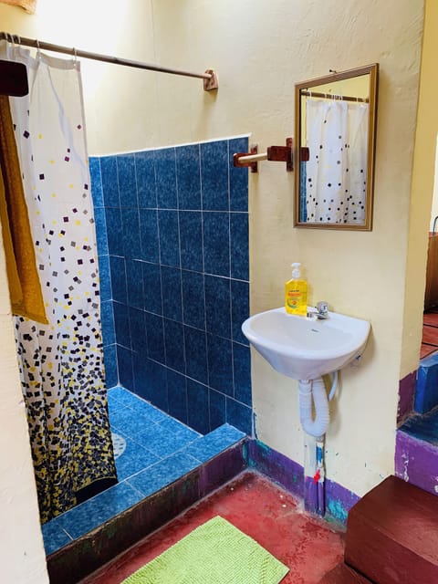 Standard Cabin, 1 Bedroom, Ensuite, Courtyard View | Bathroom | Shower, towels