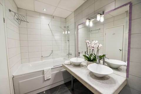 Suite, 1 King Bed, Non Smoking | Bathroom | Shower, free toiletries, hair dryer, slippers