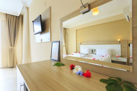 Deluxe Double or Twin Room | Desk, blackout drapes, free cribs/infant beds, bed sheets