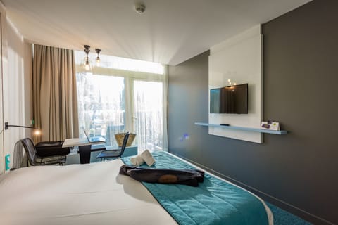 Superior Room, 1 Queen Bed | Premium bedding, minibar, in-room safe, desk