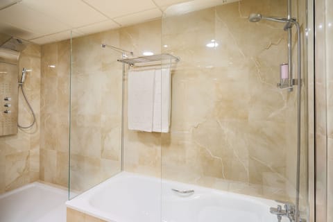 Junior Suite | Bathroom | Deep soaking tub, free toiletries, hair dryer, bidet