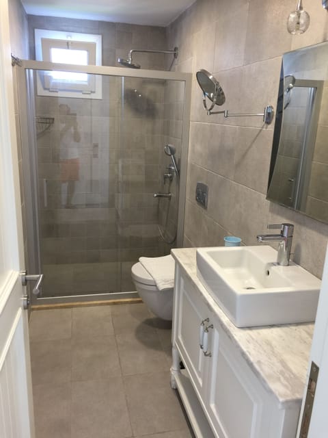 Standard Room (Mercan) | Bathroom | Shower, free toiletries, hair dryer, slippers