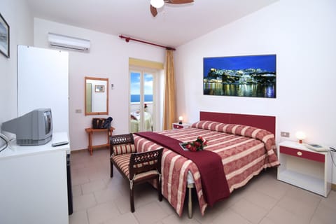 Standard Double Room, Sea View (frontale) | Minibar, in-room safe, desk, free WiFi