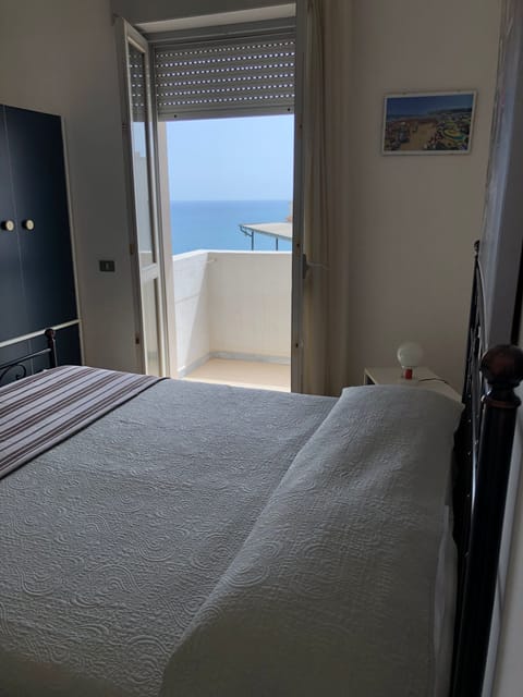 Standard Double Room, Sea View (laterale) | Minibar, in-room safe, desk, free WiFi