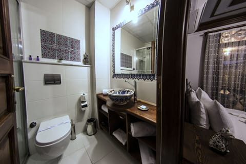 Suite | Bathroom | Shower, free toiletries, hair dryer, slippers