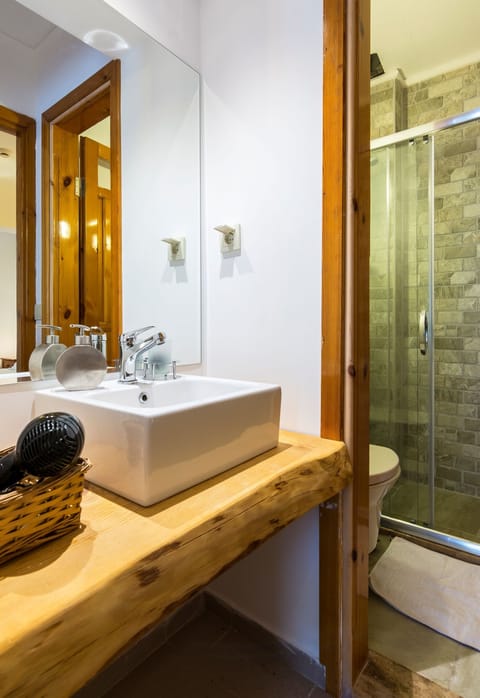 Family Studio | Bathroom | Shower, free toiletries, hair dryer, towels