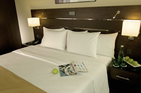 Deluxe Room, 1 King Bed | Hypo-allergenic bedding, minibar, in-room safe, desk