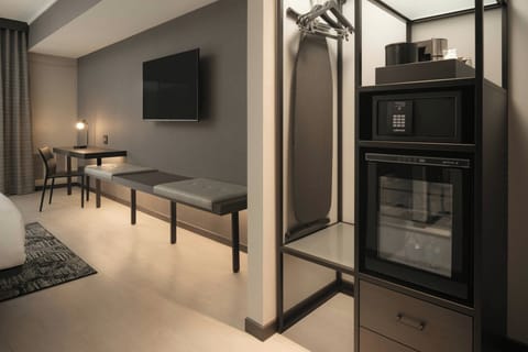 Premium bedding, in-room safe, desk, iron/ironing board