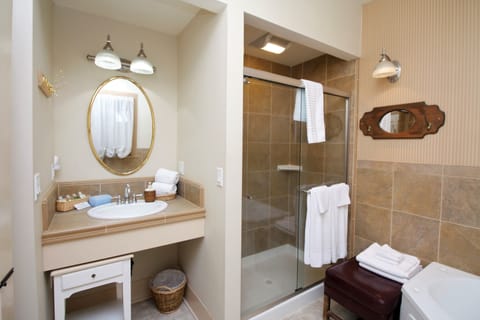 Yosemite Suite - Pet Friendly | Bathroom | Combined shower/tub, free toiletries, towels