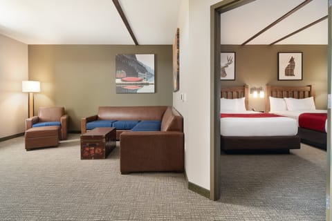 Grizzly Bear Suite - Waterpark Included | In-room safe, iron/ironing board, Internet, bed sheets
