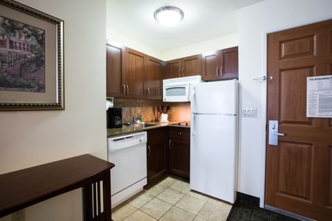 Full-size fridge, microwave, stovetop, dishwasher