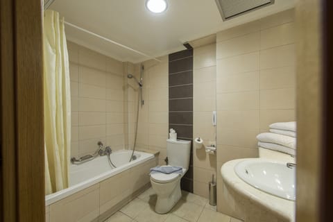 Combined shower/tub, hair dryer, towels