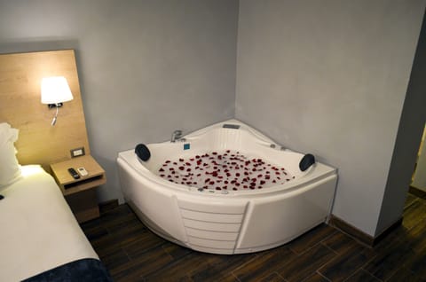 Suite | Jetted tub