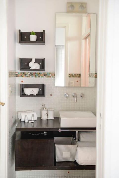 Family Apartment, 3 Bedrooms | Bathroom sink