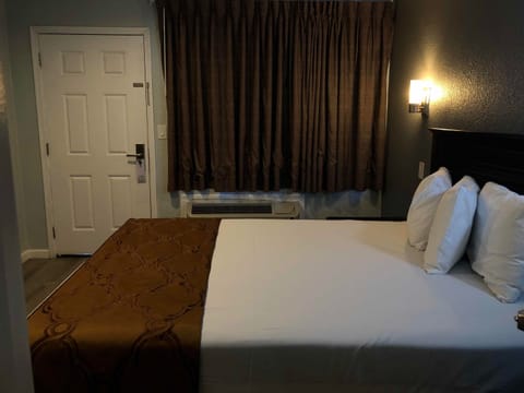 Deluxe Room, 1 Queen Bed  | Living area | Flat-screen TV