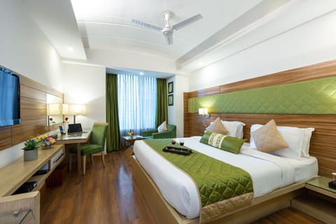 Executive Room, 1 King Bed, City View, Executive Level | 1 bedroom, minibar, in-room safe, desk
