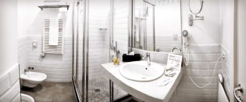 Family Suite | Bathroom | Free toiletries, hair dryer, towels